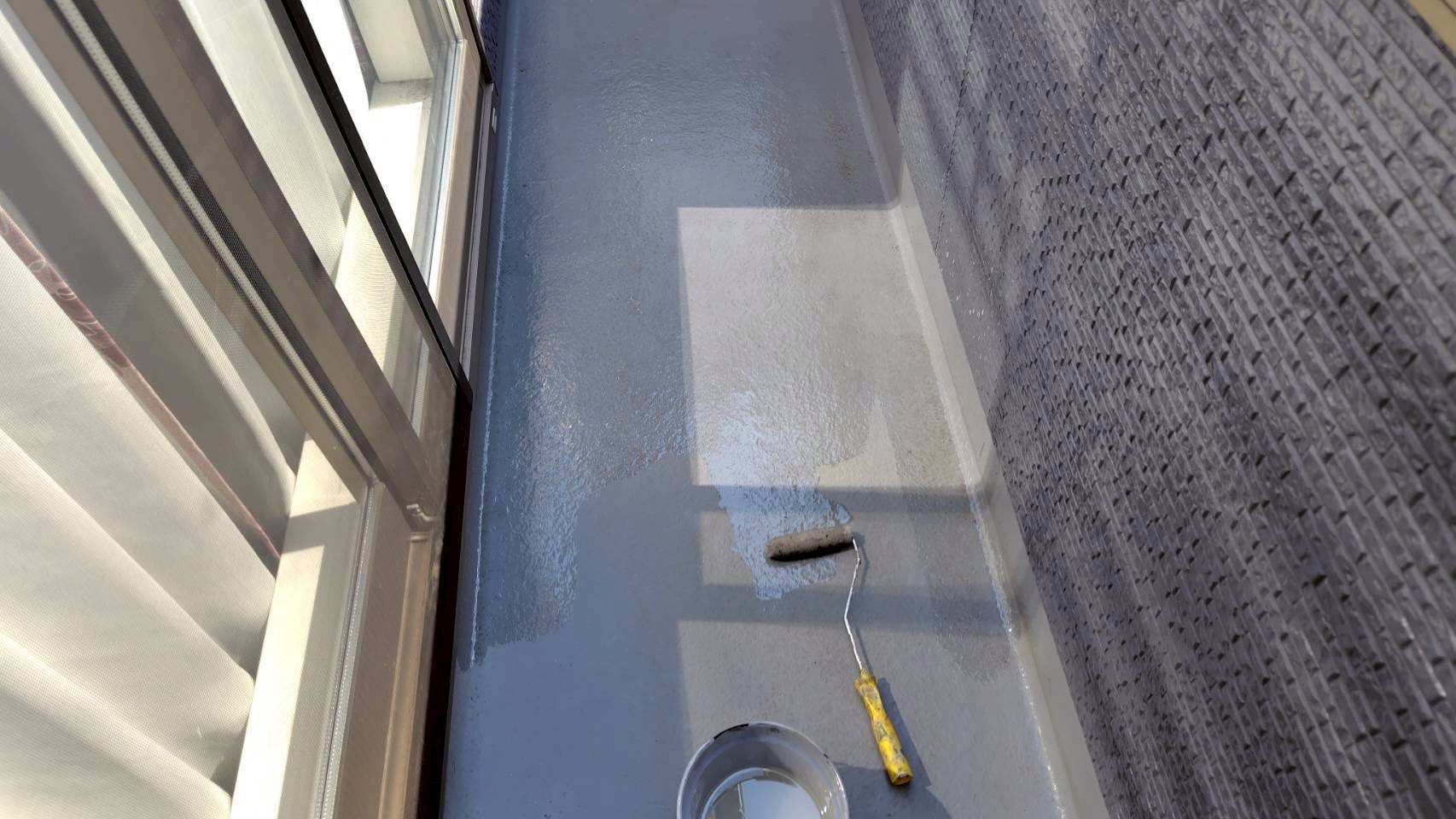 バルコニー床をトップコート2回塗りで仕上げる